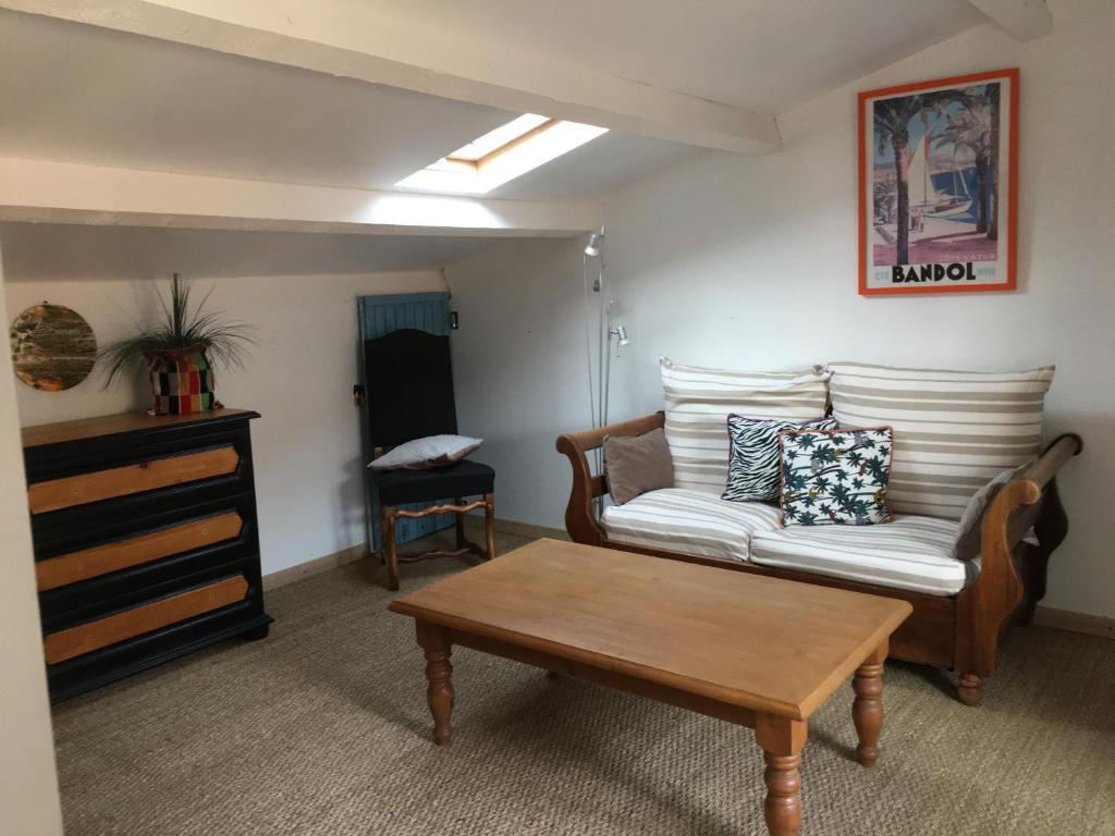 un salon avec un canapé et une table basse dans l'établissement Mirabeau Bel appartement en sud Luberon, à Mirebeau