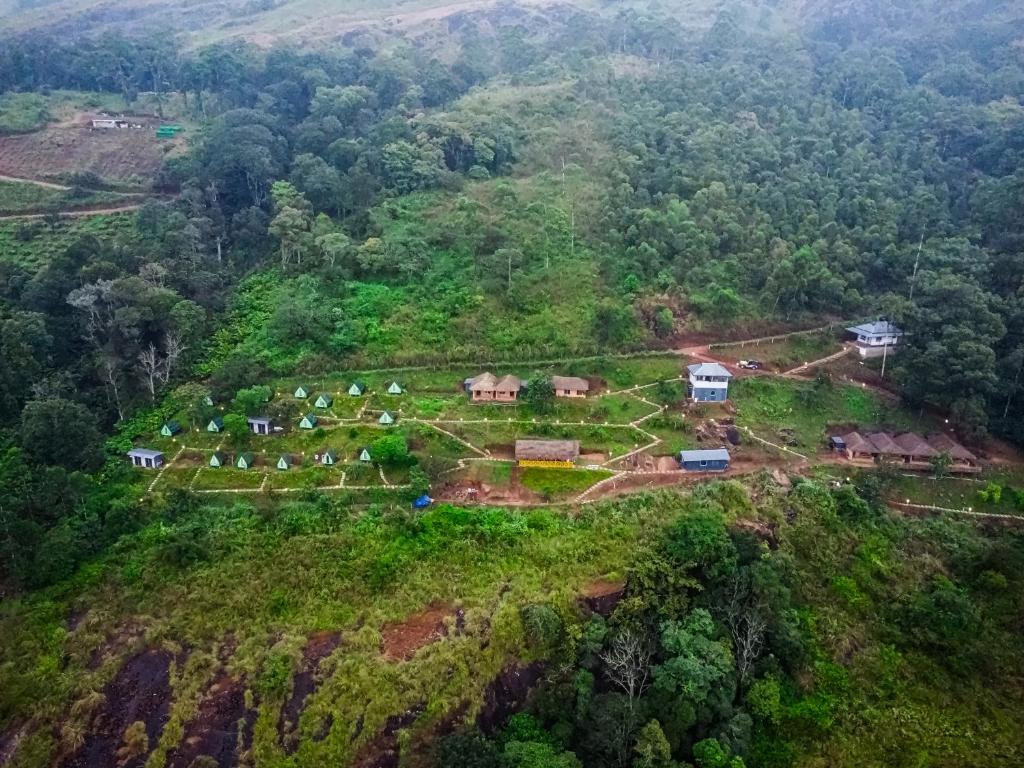 Vue aérienne d'un village sur une colline dans l'établissement Snow Smile Camps Munnar, à Munnar