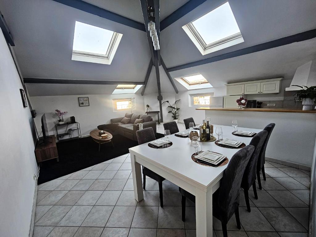 une salle à manger avec une table et des chaises blanches dans l'établissement 90M2 3min palais des festivals, à Cannes