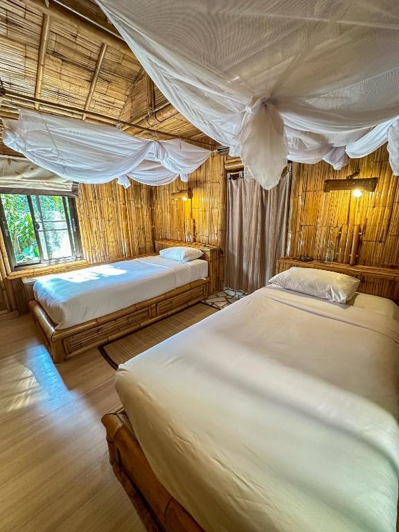 Postel nebo postele na pokoji v ubytování Phu Chaisai Chiang Rai Mountain Resort