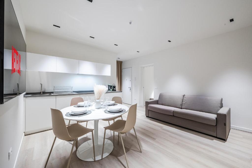 une cuisine et une salle à manger avec une table et des chaises dans l'établissement Arnaldo Apt Luxury e Design in Duomo, à Brescia