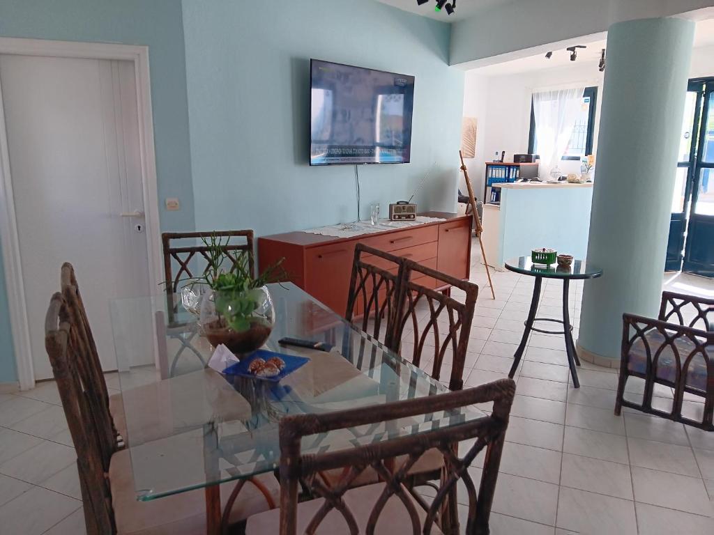 TV a/nebo společenská místnost v ubytování Renia Hotel Agia Pelagia -Crete