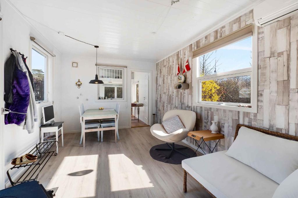 TV a/nebo společenská místnost v ubytování Bright Holiday Home Close To The Sea