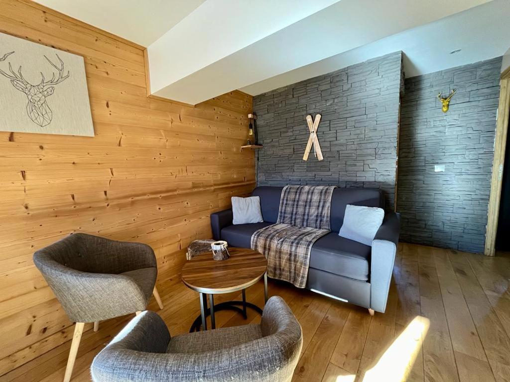 un salon avec un canapé et deux chaises dans l'établissement Bel Alp, cosy au pied des pistes, à Les Deux Alpes