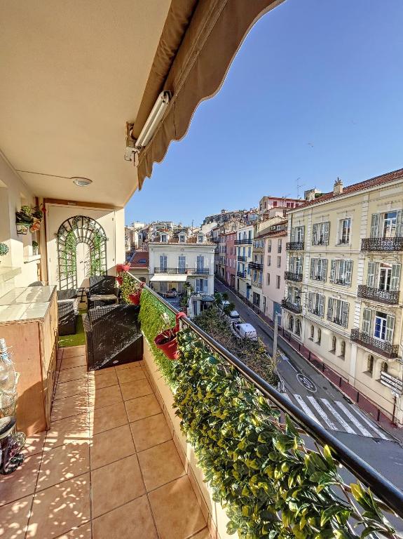 d'un balcon avec des plantes et une vue sur la ville. dans l'établissement A 2 pas des plages et centre 324L TER, à Cannes