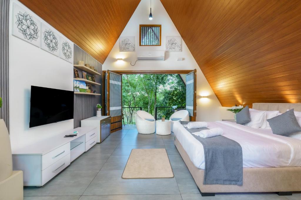 TV a/nebo společenská místnost v ubytování Siyambala Resort - Udawalawa