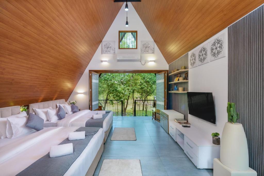 TV a/nebo společenská místnost v ubytování Siyambala Resort - Udawalawa