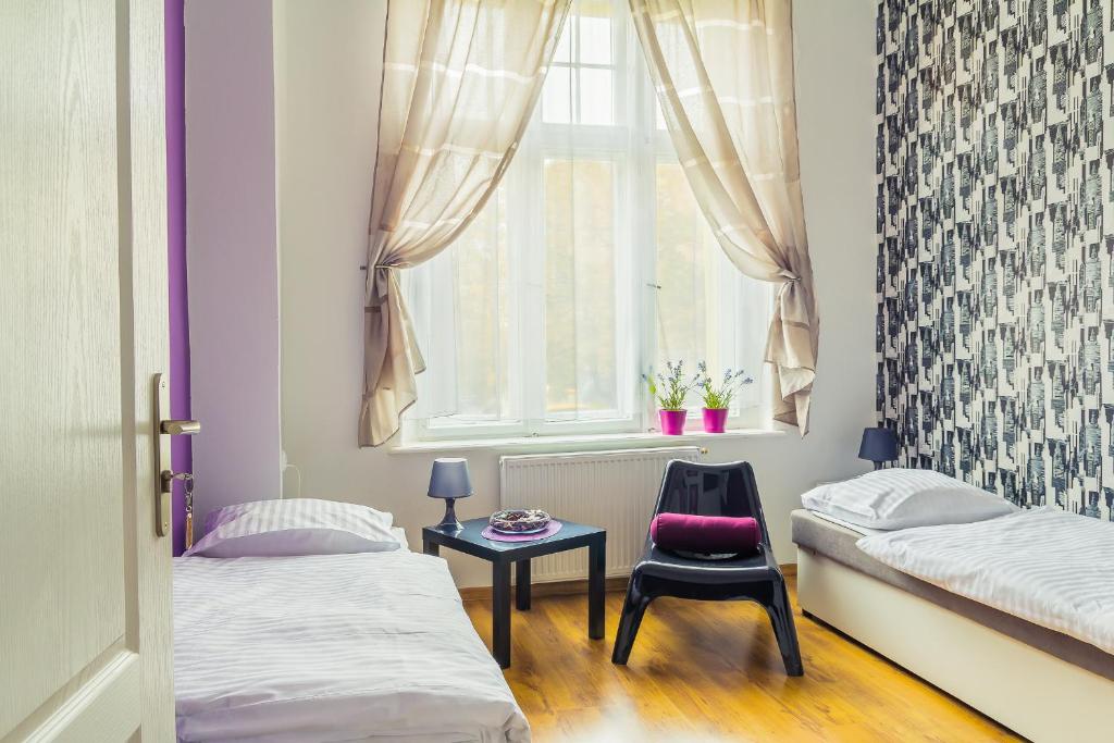 سرير أو أسرّة في غرفة في Retro Hostel 