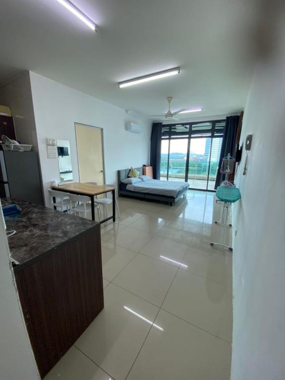 Vista Alam Serviced Apartment near IDCC SACC PKNS UiTM MSU Avisena - Studio With Balcony