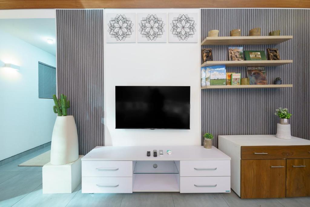 TV a/nebo společenská místnost v ubytování Siyambala Resort - Udawalawa