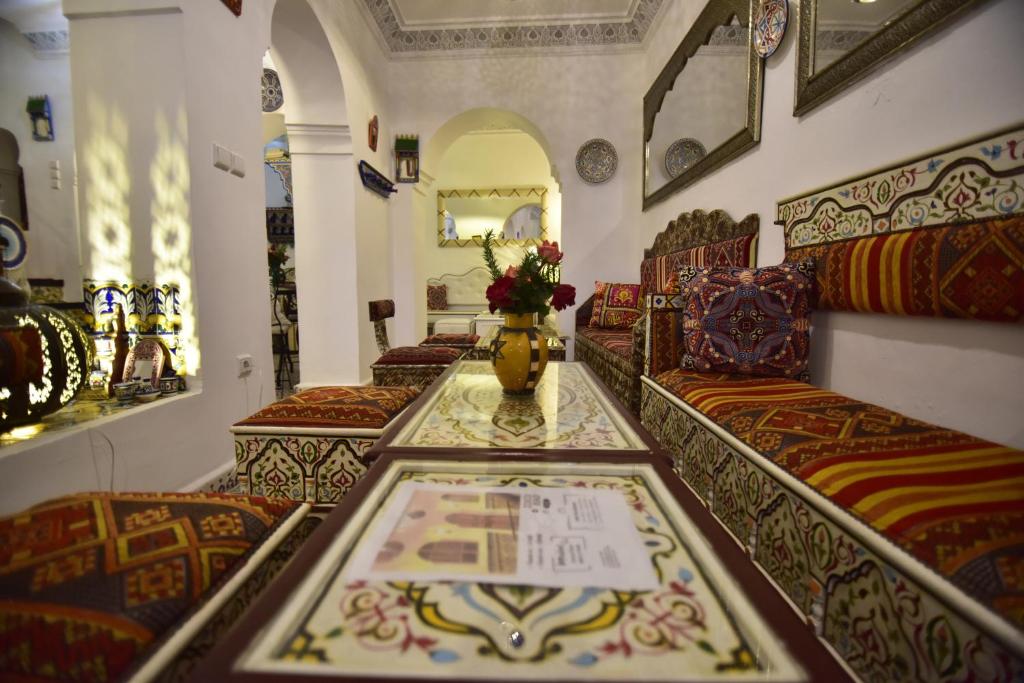 Ein Sitzbereich in der Unterkunft Zoco Riad