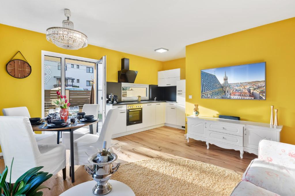 Η κουζίνα ή μικρή κουζίνα στο Yellow Suite - Whirlpool Garden - free parking - WiFi