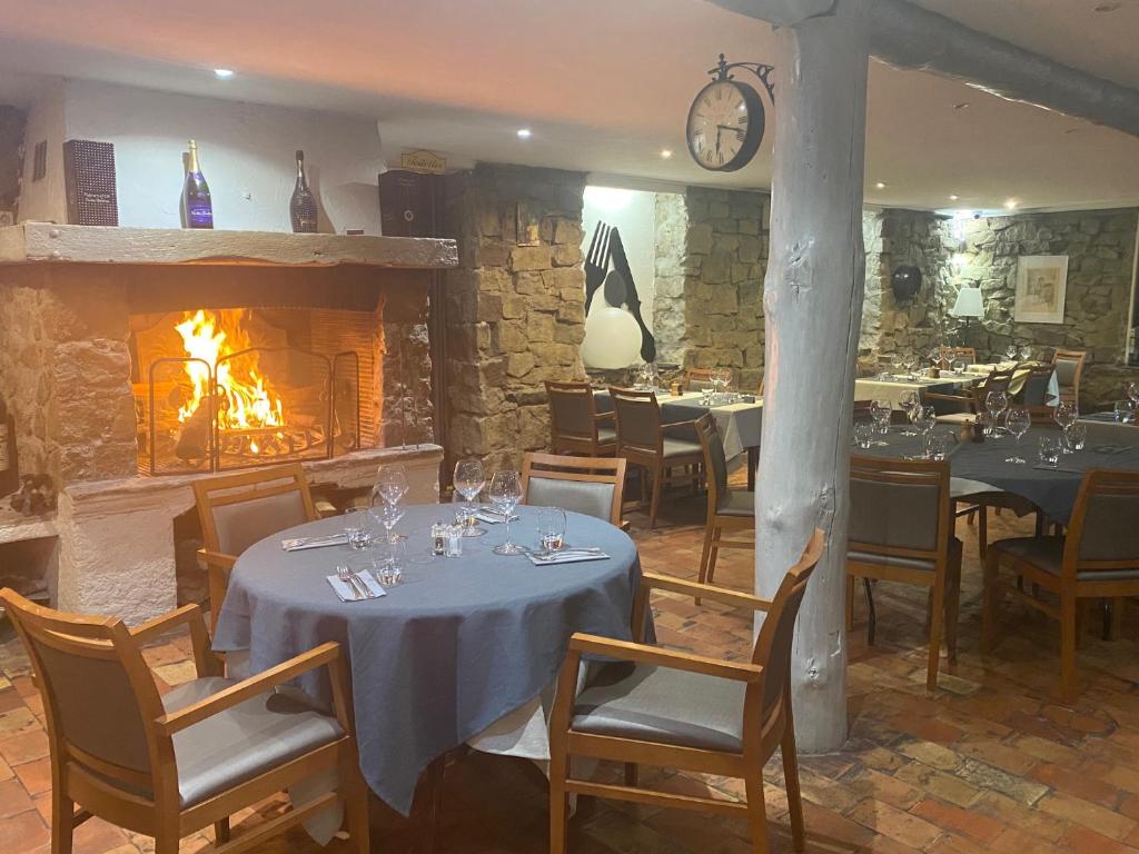 Restaurace v ubytování Le Mas Saint Donat