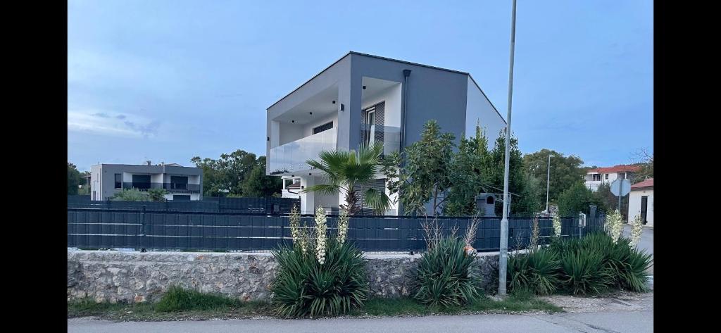 Budova, kde se vila nachází