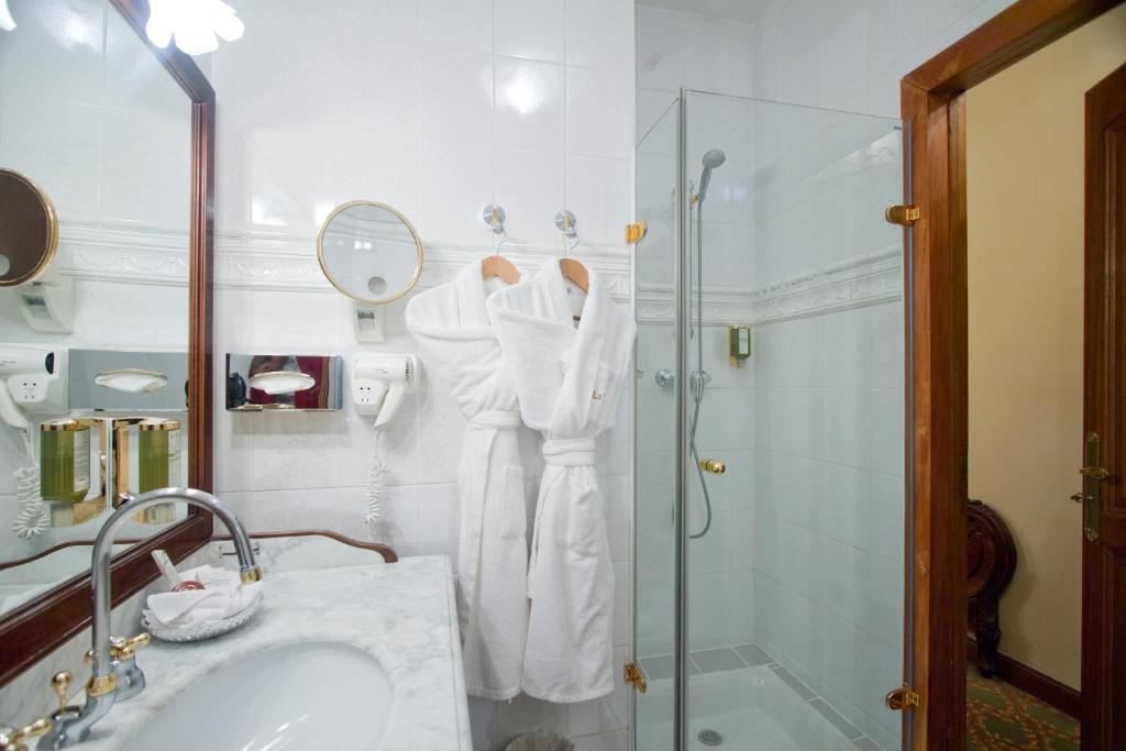 Koupelna v ubytování Hôtel Le Cep & Spa