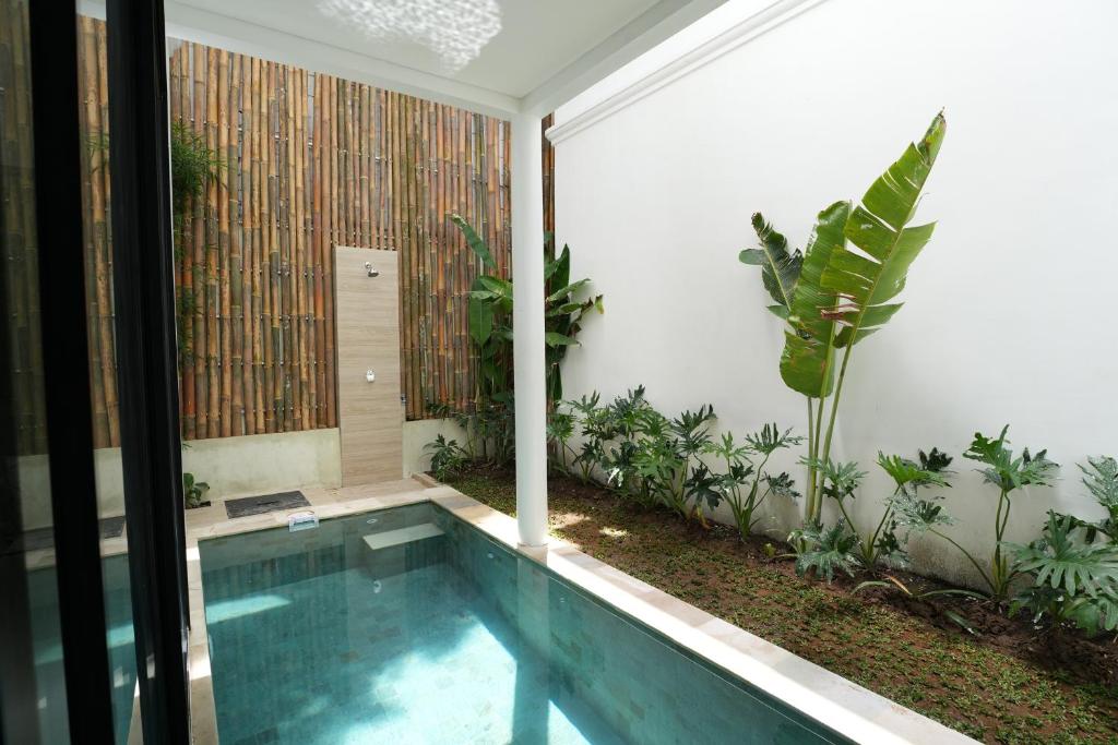 Bazén v ubytování Greenforest Anahata Villa Resort nebo v jeho okolí