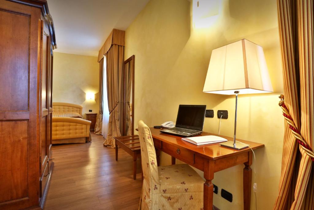 TV a/nebo společenská místnost v ubytování Central Park Hotel Modena