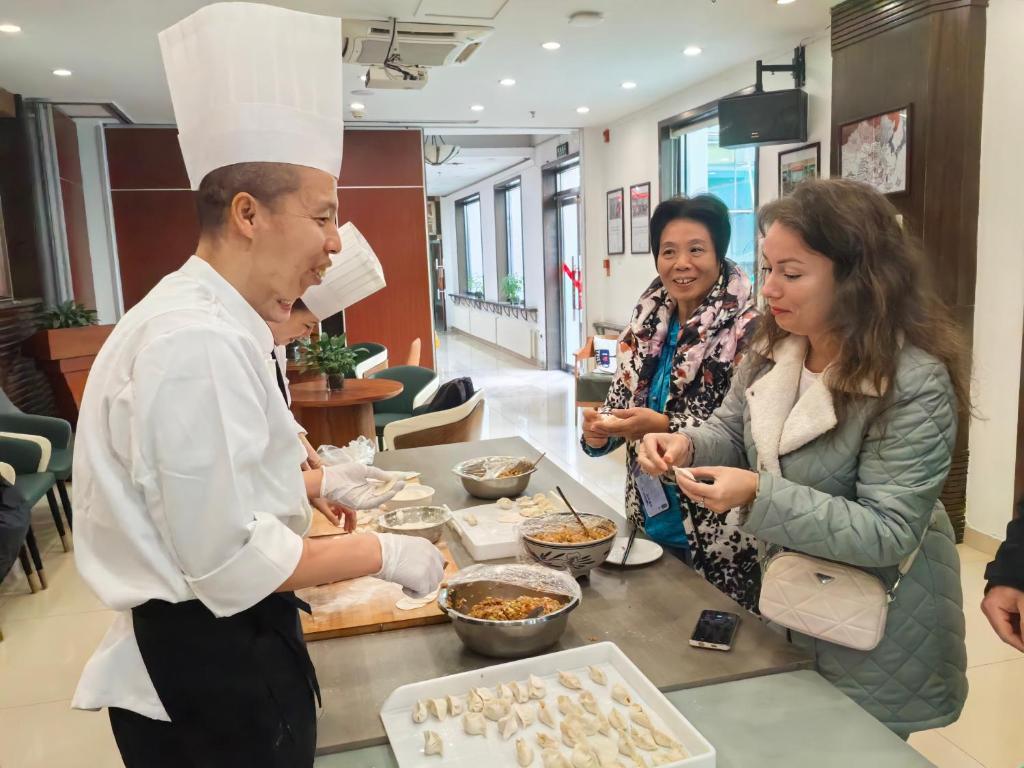 Zhong An Hotel Beijing Former Residence of Journalist Edgar Snow -Free laundry service,Free freshly ground coffee,Provide tourism and ticketing service ,English service ,Near Tian'AnMen Forbidden City,Wangfujing walking streetの宿泊客