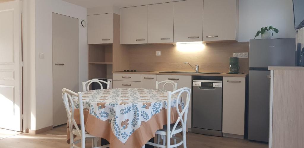 Η κουζίνα ή μικρή κουζίνα στο Les appartements de Mansart