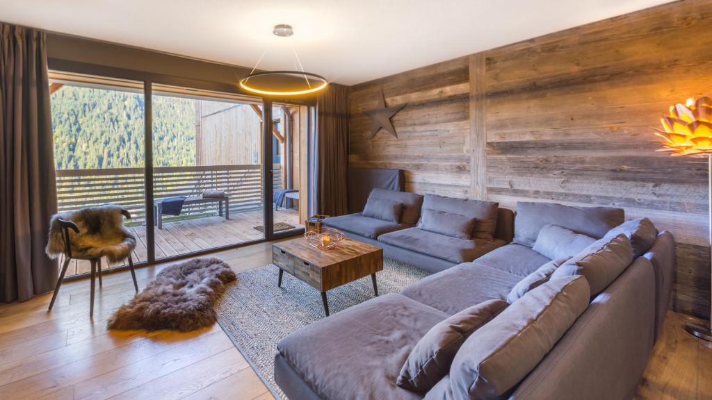 un salon avec un canapé et une table dans l'établissement Apt 360 n17 - BO Immobilier - Châtel, à Châtel