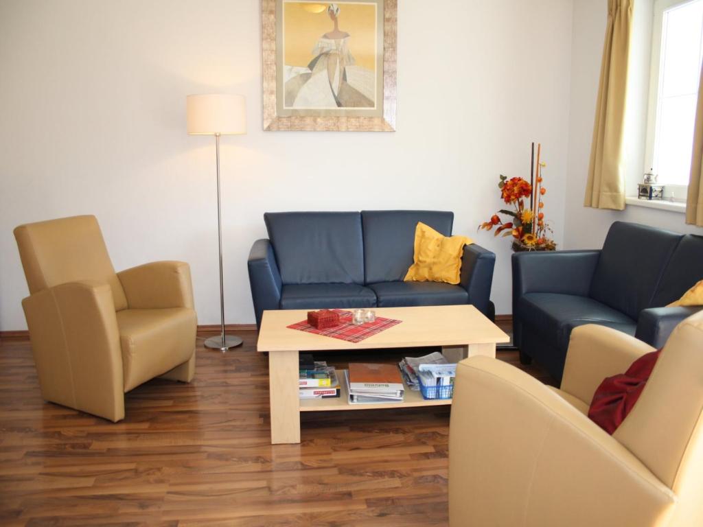 salon z kanapą i stołem w obiekcie Apartment in Kaprun near ski lift w Kaprunie