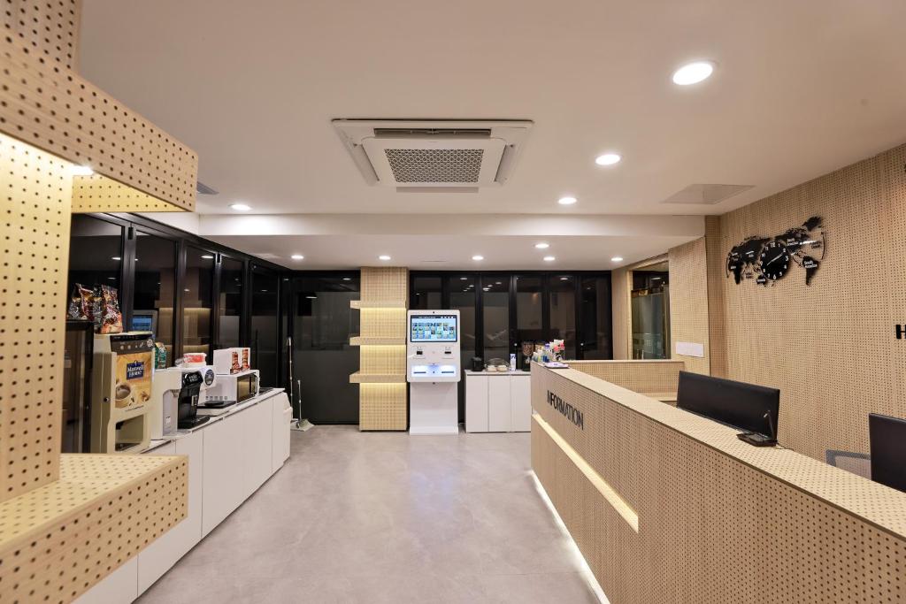 晋州市Hotel Kkuljam Stay的大堂,咖啡店