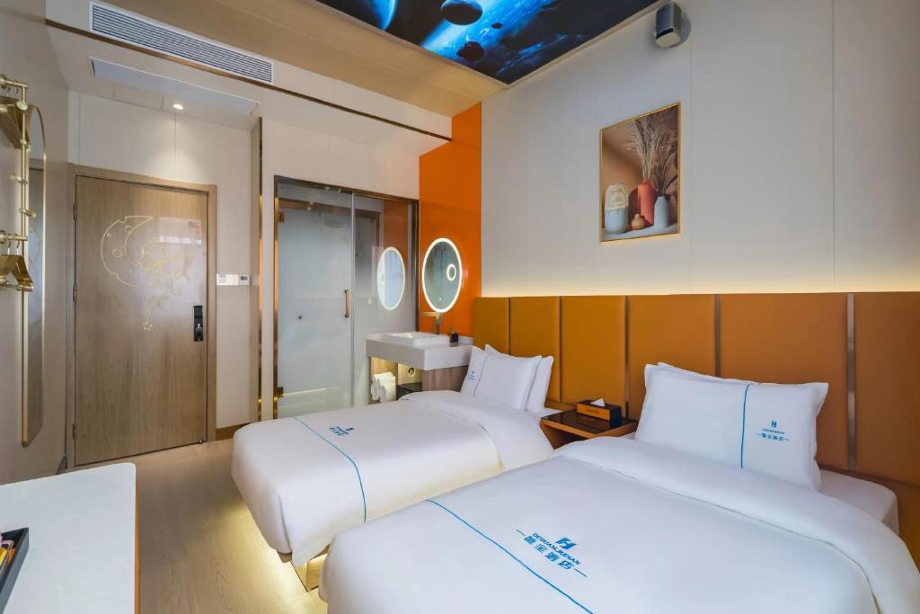 Postel nebo postele na pokoji v ubytování Dequan Luxury Hotel Bird's Nest BranchCoffee, fruits, snacks, a gym and a laundry room are provided for free in the lobby