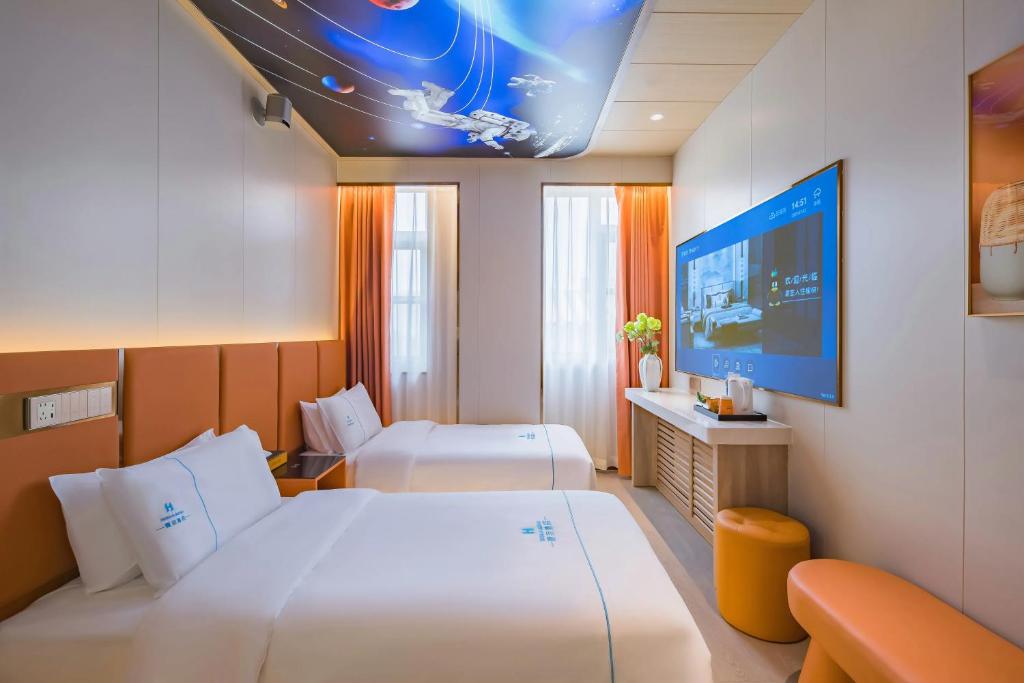 Postel nebo postele na pokoji v ubytování Dequan Luxury Hotel Bird's Nest BranchCoffee, fruits, snacks, a gym and a laundry room are provided for free in the lobby