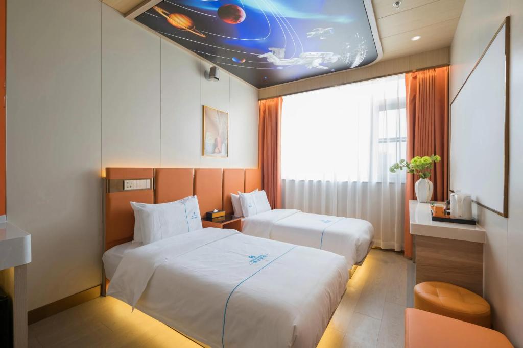 Postel nebo postele na pokoji v ubytování Dequan Luxury Hotel Bird's Nest BranchCoffee, fruits, snacks, a gym and a laundry room are provided for free in the lobby