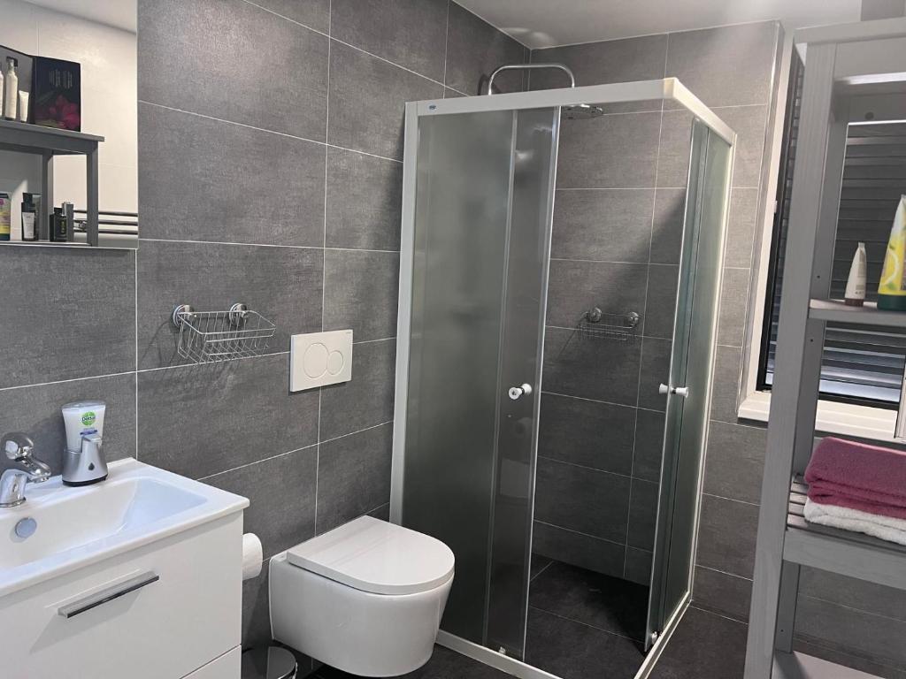 Koupelna v ubytování Modern apartment close to Tram and Airport, free parking