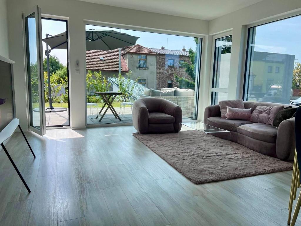 Posezení v ubytování Modern apartment close to Tram and Airport, free parking
