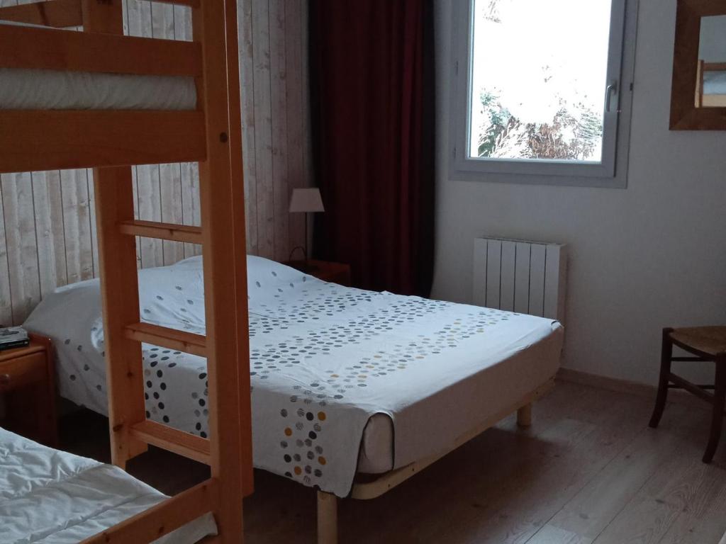 Posteľ alebo postele v izbe v ubytovaní Appartement 3P, Rez-de-Jardin, Proche Village, 6-7 Pers, Terrasse Sud, Parking - Villard-de-Lans - FR-1-689-18