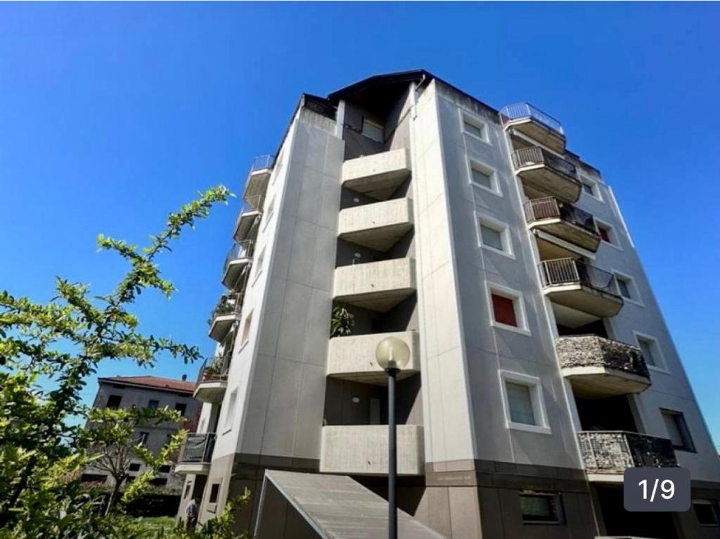 d'un grand immeuble avec son numéro dans l'établissement Brevi periodi Reggio Emilia, à Reggio d'Émilie