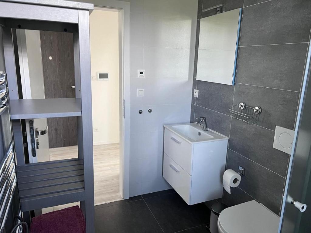 Koupelna v ubytování Modern apartment close to Tram and Airport, free parking