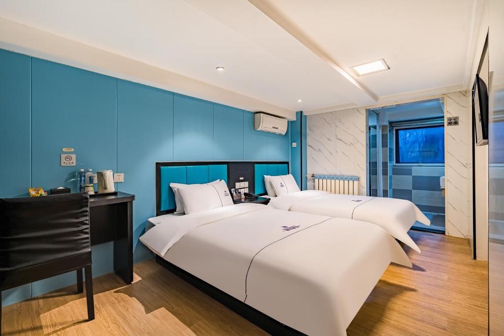 Dequan Hotel chaoyang high speedtrain of China Branch客房内的一张或多张床位