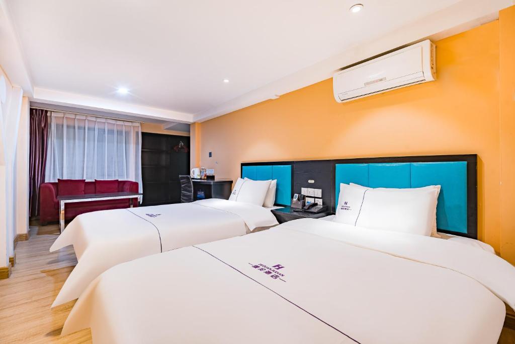 Dequan Hotel chaoyang high speedtrain of China Branch客房内的一张或多张床位