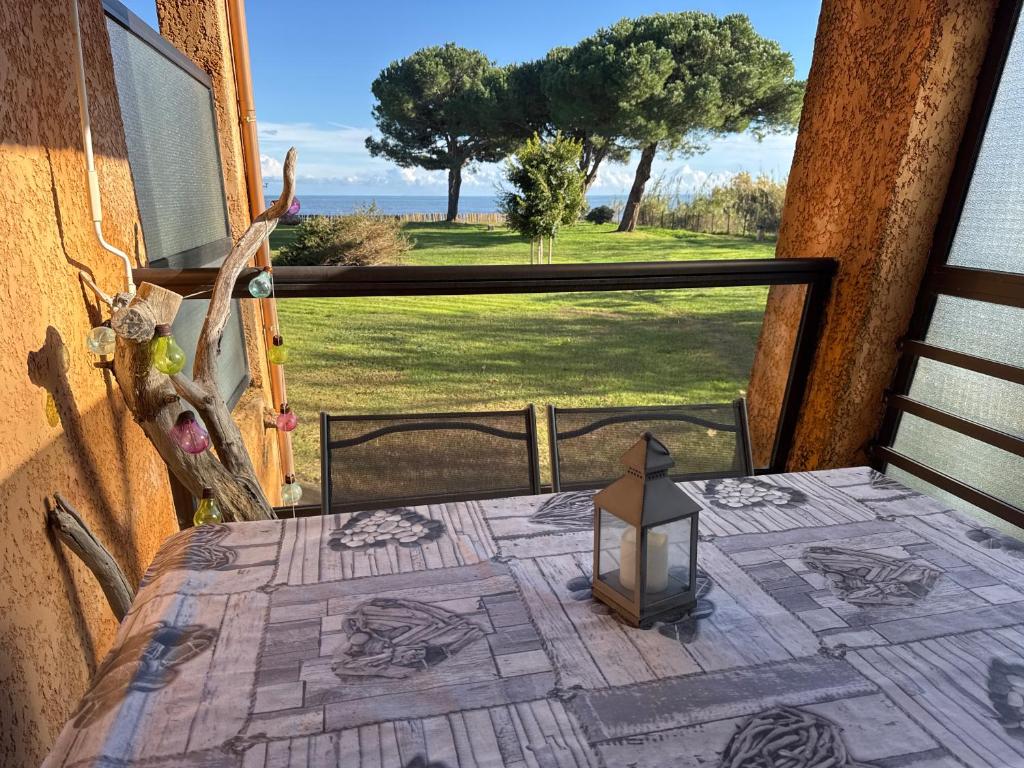 einen Tisch auf einem Balkon mit Blick auf den Hof in der Unterkunft Appartement n 79 Moriani plage in Santa-Lucia-di-Moriani