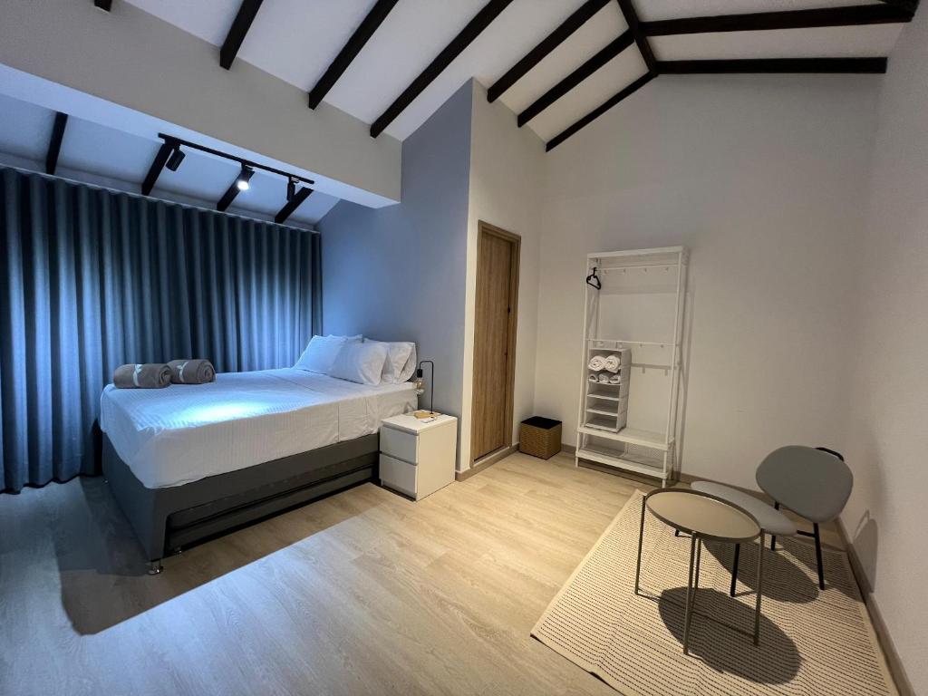 Katil atau katil-katil dalam bilik di Stylish 5-BR Apartment in Medellín's Trendiest Spot, Walk Everywhere!
