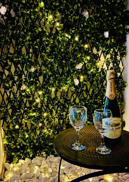 a table with two glasses and a bottle of wine at Céntrico Apartamento en Benidorm in Benidorm