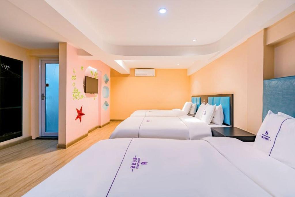 Dequan Hotel chaoyang high speedtrain of China Branch客房内的一张或多张床位