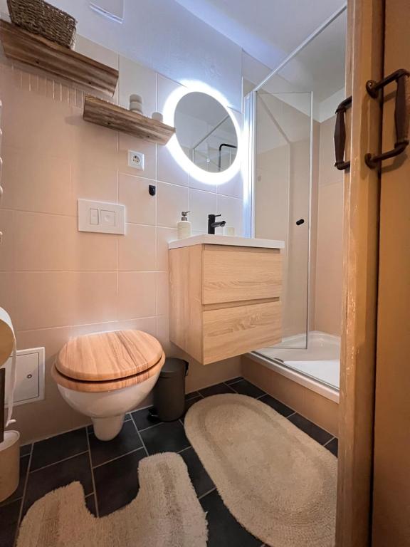 a bathroom with a toilet and a sink and a tub at Ferienhaus am Markt - ANNO 1708 - App 2 in Aschersleben