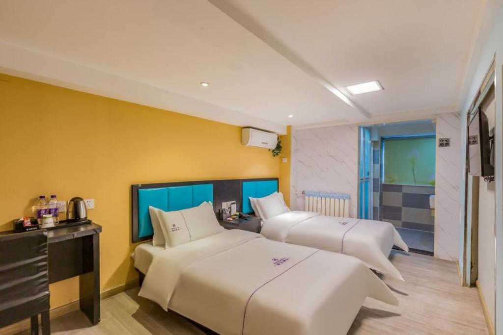 Dequan Hotel chaoyang high speedtrain of China Branch客房内的一张或多张床位