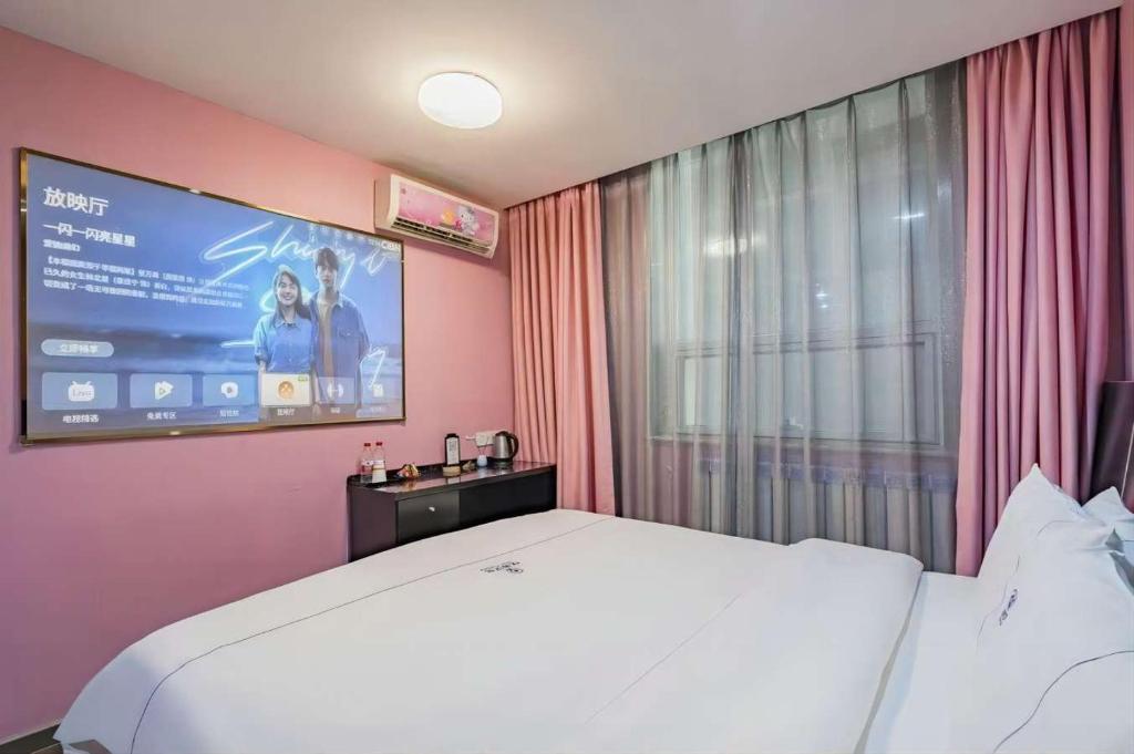Voodi või voodid majutusasutuse Yihai Cultural Hotel Coffee, fruits, snacks, a gym and a laundry room are provided for free in the lobby toas