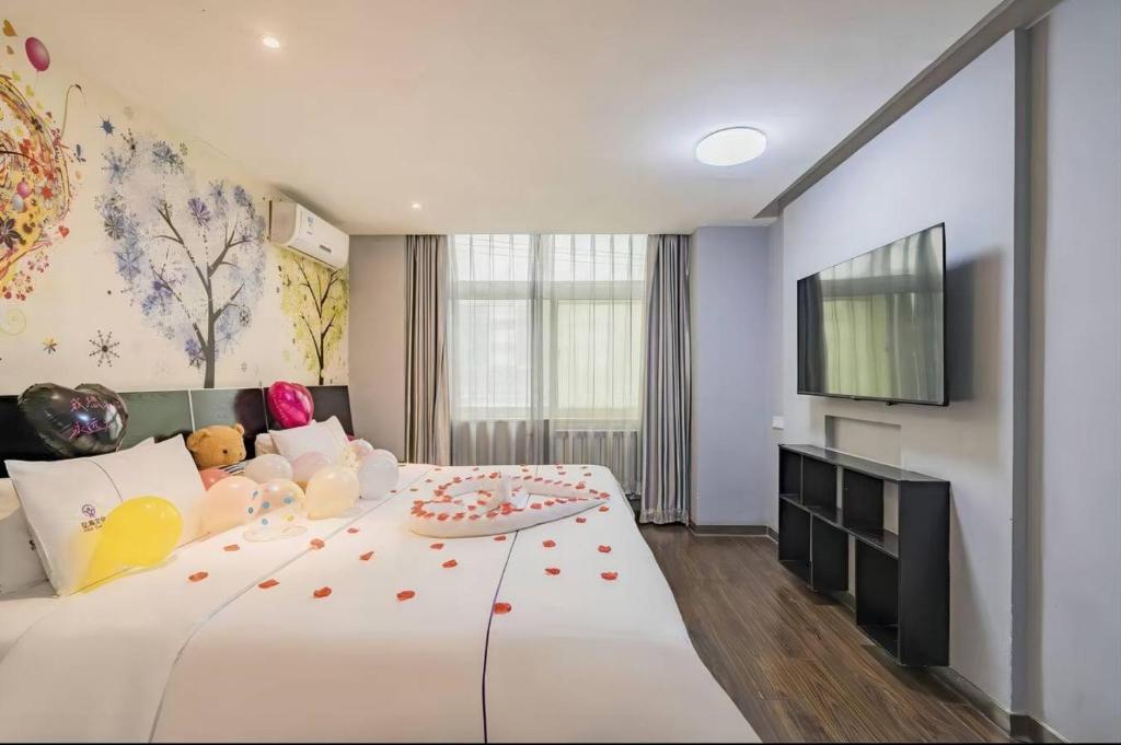 Voodi või voodid majutusasutuse Yihai Cultural Hotel Coffee, fruits, snacks, a gym and a laundry room are provided for free in the lobby toas
