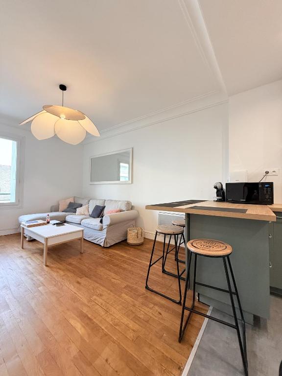 une cuisine et un salon avec un canapé dans l'établissement Charmant T3 - 2 Min de la Gare & du centre, à Lorient