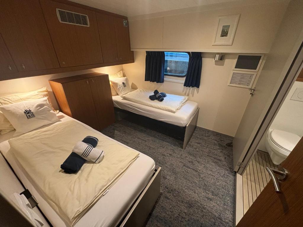 Postel nebo postele na pokoji v ubytování Hotelboat Iris