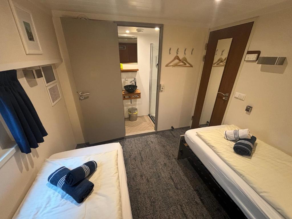 Postel nebo postele na pokoji v ubytování Hotelboat Iris