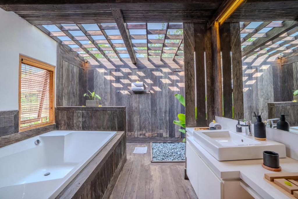 Koupelna v ubytování Ocean & Mountain View Villa, Waterfalls, Munduk Eco-Luxe by Santrian