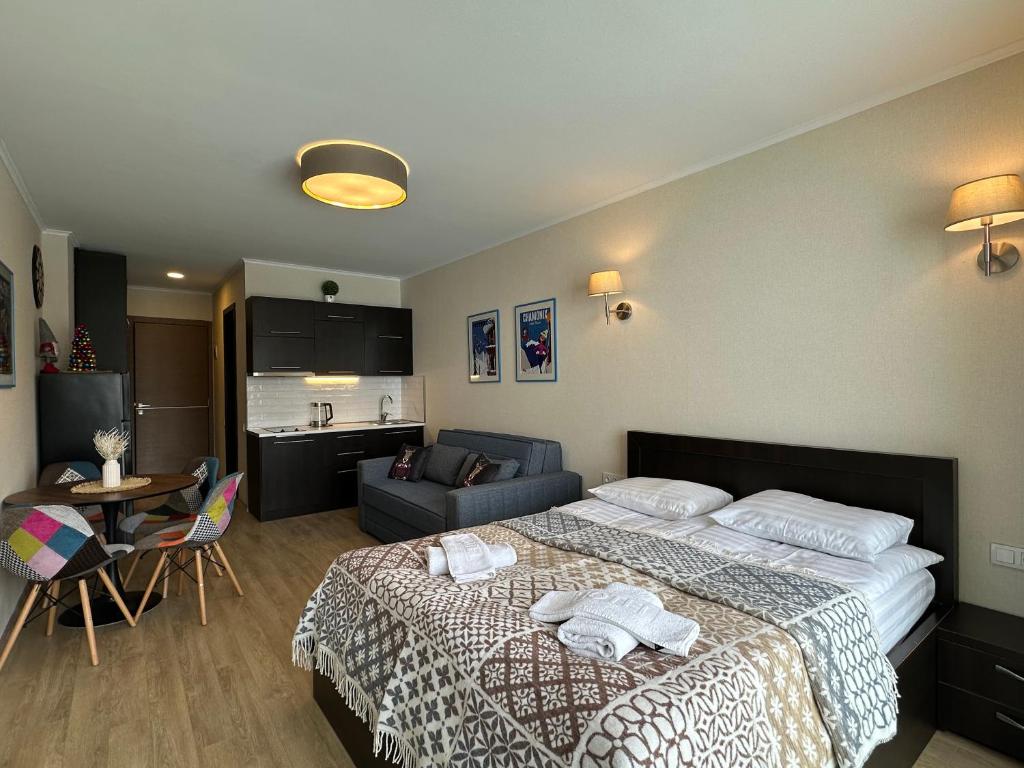 Postel nebo postele na pokoji v ubytování New Gudauri Alpen Apartments