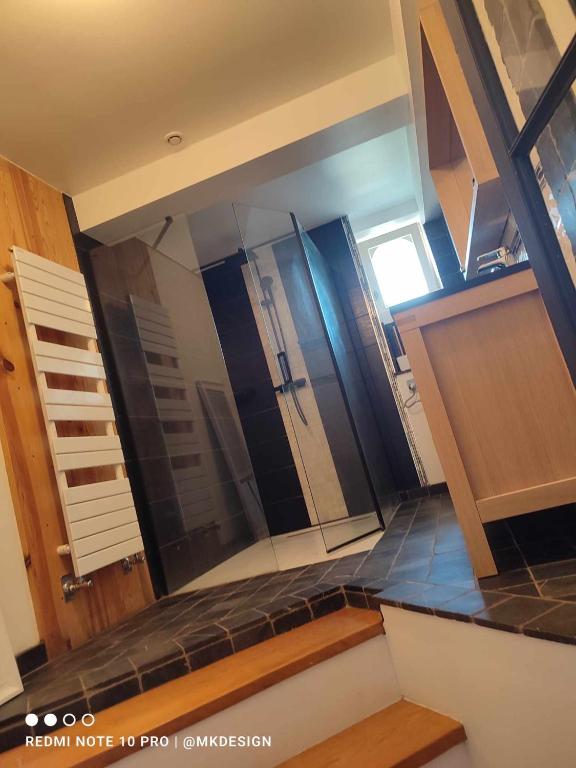 - une vue sur la cuisine dotée d'une porte en verre dans l'établissement LAme Moderne Pelletier, à Marle-et-Behaine